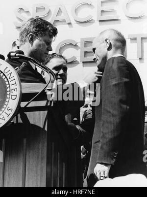 Perni di Kennedy sulla medaglia astronauta John Glenn Foto Stock