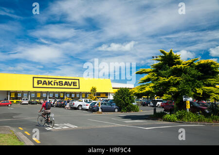 Il Tamigi, Nuova Zelanda - 3 Febbraio 2010: Vetture a Pak'n Salvare supermercato parcheggio. Pak'n Salvare è una nuova zelanda sconto catena di supermercati Foto Stock