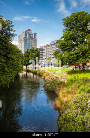 Vista dal ponte di ricordo a Oxford con terrazza sul fiume Avon e demolita nel 2013 Clarendon Tower nel centro di Christchurch, Isola del Sud ne Foto Stock