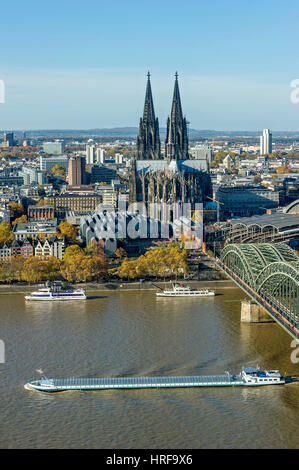 Vista sul fiume Reno, Colonia, il centro storico di nave da carico, Museo Ludwig, la cattedrale di Colonia, ponte di Hohenzollern, Colonia Foto Stock