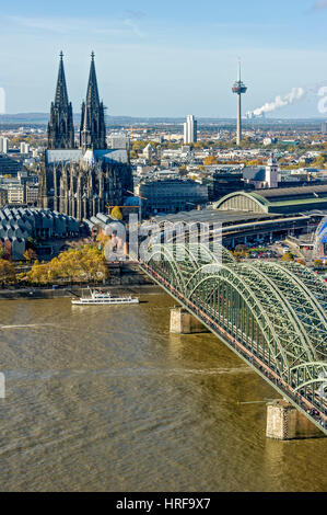 Vista sul fiume Reno, Colonia, il centro storico di museo Ludwig, la cattedrale di Colonia, ponte di Hohenzollern, Stazione Centrale Foto Stock