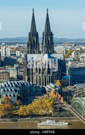 Vista sul fiume Reno, Colonia, il centro storico di museo Ludwig, la cattedrale di Colonia, ponte di Hohenzollern, Colonia Foto Stock