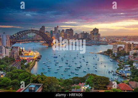 Sydney. Cityscape immagine di Sydney, Australia con il Ponte del Porto di Sydney e il Sydney skyline durante il tramonto. Foto Stock