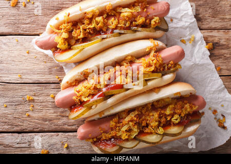 Danese il cibo di strada: hot dogs close-up sul tavolo. Vista orizzontale dal di sopra Foto Stock