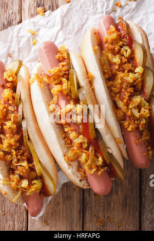 Danish hot dogs close-up sul tavolo. vista verticale da sopra Foto Stock