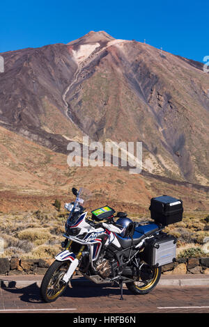 Moto parcheggiata di fronte sul Teide Tenerife, Isole Canarie, Spagna Foto Stock