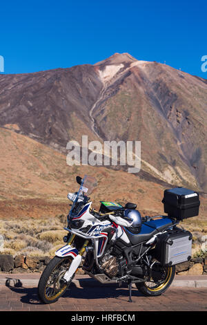 Moto parcheggiata di fronte sul Teide Tenerife, Isole Canarie, Spagna Foto Stock