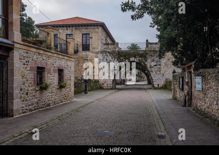 Torrette gotica, attraversata dalla parte inferiore da due grandi archi per dare modo al Camino Real de Cartes, Cantabria, SPAGNA Foto Stock