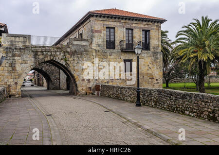 Torrette gotica, attraversata dalla parte inferiore da due grandi archi per dare modo al Camino Real de Cartes, Cantabria, SPAGNA Foto Stock