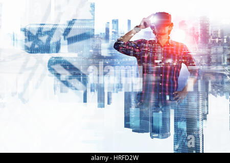 Giovane uomo che indossa casco di realtà virtuale e ciò. I supporti misti Foto Stock