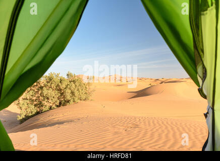 Vista dal camp sulle dune di sabbia. Erg Chebbi dune di sabbia nel deserto del Sahara vicino a Merzouga, Marocco Foto Stock