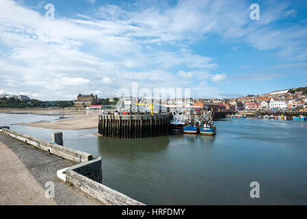 Bella giornata al porto di Scarbrough in questa famosa località balneare sulla costa nordorientale dell'Inghilterra. Foto Stock