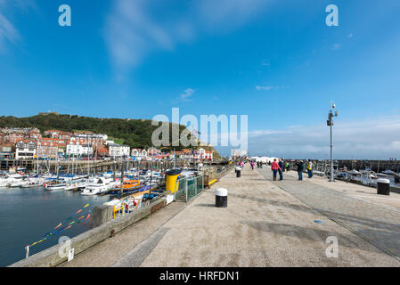 Bella giornata al porto di Scarbrough in questa famosa località balneare sulla costa nordorientale dell'Inghilterra. Foto Stock