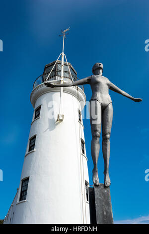 Diving Belle statua accanto al faro a Scarborough Harbour, North Yorkshire, Inghilterra. Foto Stock