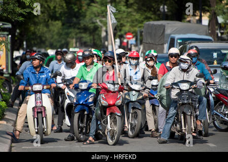 La Folla di motociclette e ciclomotori e scooter per le strade della città di Ho Chi Minh in una giornata di sole. Foto Stock