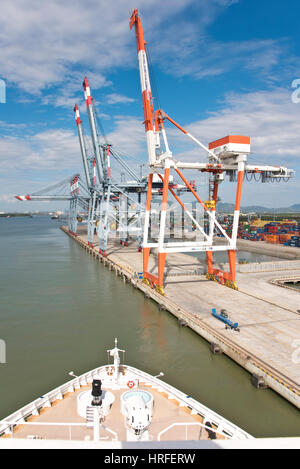 Vista aerea del Cai Mep International Terminal in Vietnam con (STS) nave-shore gru o la movimentazione del contenitore Gantry cranes in una giornata di sole. Foto Stock