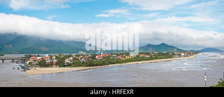 Lang Co - un piccolo e pittoresco villaggio di pesca all'inizio dell'Hai Van Pass - una strada di montagna a Danang con vedute spettacolari. Foto Stock