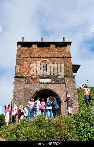 I turisti all'US Army marines vecchio lookout posizione dalla guerra del Vietnam e ora una attrazione turistica per persone che viaggiano lungo il Hai Van Pass. Foto Stock