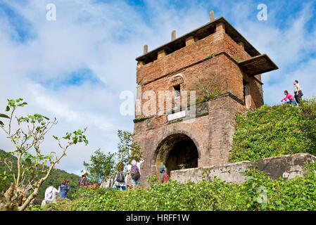 I turisti all'US Army marines vecchio lookout posizione dalla guerra del Vietnam e ora una attrazione turistica per persone che viaggiano lungo il Hai Van Pass. Foto Stock