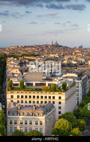 Vista aerea di Parigi dalla parte superiore del Arc de Triomphe con la Basilique du Sacre Coeur oltre, Parigi, Francia Foto Stock