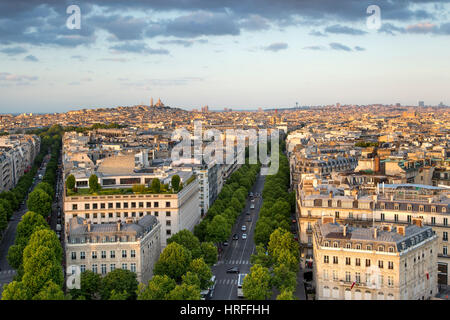 Vista aerea di Parigi dalla parte superiore del Arc de Triomphe con la Basilique du Sacre Coeur oltre, Parigi, Francia Foto Stock