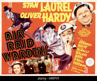 RAID AEREO OPERAI 1943 MGM film con Stan Laurel a sinistra e Oliver Hardy Foto Stock