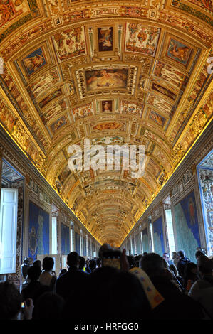 Vaticano, Italia - 14 Marzo 2016: i turisti in visita alla famosa Galleria di mappe per il Museo del Vaticano e ammirando l'incredibile soffitto Foto Stock