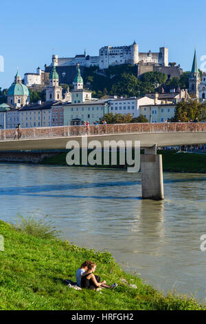 Fiume Salzach e Castello Hohensalzburg con il ponte Makartsteg in primo piano, Salisburgo, Austria Foto Stock