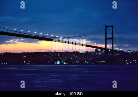 Al tramonto o al crepuscolo sopra il primo ponte sul Bosforo attraversando il Bosforo o Bosforo stretto Istanbul Turchia Foto Stock