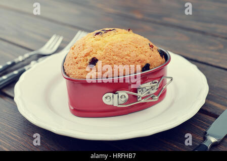 Appena sfornato muffin mirtillo rosso a forma di cuore. Foto Stock