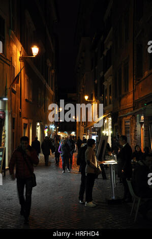 Roma, Italia - 16 Marzo 2016: i turisti che visitano le strade di Roma di notte Foto Stock