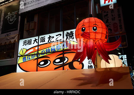 Le luci al neon di Dotonbori downtown di notte - rosso octopus restaurant sign Foto Stock