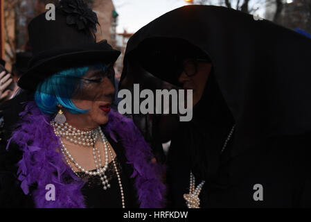 Madrid, Spagna. 01 Mar, 2017. Il carnevale dei festaioli mostrato durante la simulazione di una processione funebre in Madrid. Il 'il corteo funebre' dove una sepoltura simbolica di una sardina avviene tradizionalmente segna la fine del carnevale. Credito: Jorge Sanz/Pacific Press/Alamy Live News Foto Stock