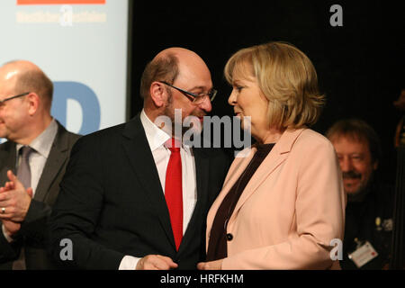 Schwerte, Germania. 01 Mar, 2017. Il tedesco il Partito socialdemocratico (SPD) cancelliere candidato Martin Schulz e Hannelore Kraft, primo ministro del Land Renania settentrionale-Vestfalia presso il DOCUP Mercoledì delle Ceneri evento in Schwerte Credito: Maik Boenisch/Pacific Press/Alamy Live News Foto Stock