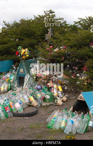 Difunta Correa nasello di Patagonia cilena. Le bottiglie di plastica riempiti con acqua sono stati lasciati in corrispondenza di un bordo strada santuario come offerta di un popolare non ufficiale san. Foto Stock