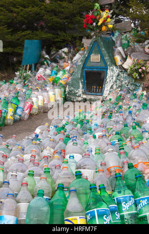 Difunta Correa nasello di Patagonia cilena. Le bottiglie di plastica riempiti con acqua sono stati lasciati in corrispondenza di un bordo strada santuario come offerta di un popolare non ufficiale san. Foto Stock