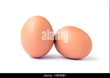 Due marrone uova di pollo isolati su bianco. Foto Stock