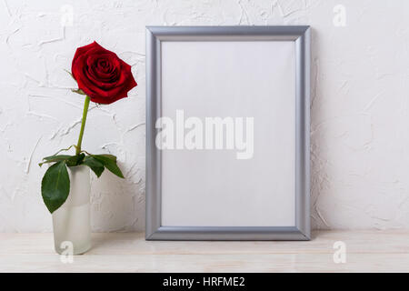 Telaio argento mockup con Red Rose in vaso di vetro. Fotogramma vuoto mock up per la progettazione della presentazione. Foto Stock
