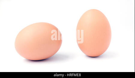Due organica marrone uova di gallina isolato su uno sfondo bianco. Foto Stock