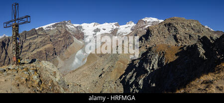 Paesaggio dal Palon de Resy summit (2675 m.), con il Monte Rosa Gruppo in background. Valle d'Aosta, Italia Foto Stock