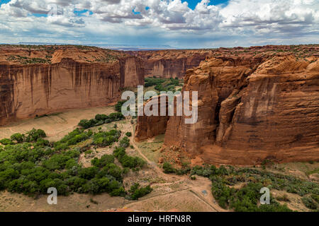 Il Canyon De Chelly monumento nazionale è costituito da molti ben conservate rovine Anasazi e spettacolare strapiombo rosso scogliere che si ergono fino a 1000 piedi. Foto Stock