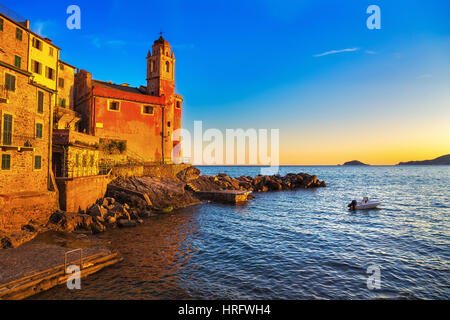 Tellaro rocce e vecchio villaggio sul mare. Chiesa e case sul tramonto. Cinque Terre, Cinque Terre Liguria Italia Europa. Foto Stock