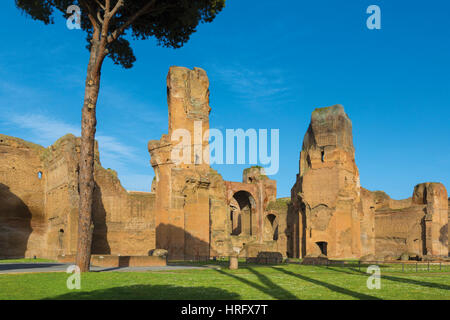 Roma, Italia. Terme di Caracalla, o terme di Caracalla risalente al III secolo D.C. I bagni sono una parte del centro storico di Roma che è un Foto Stock