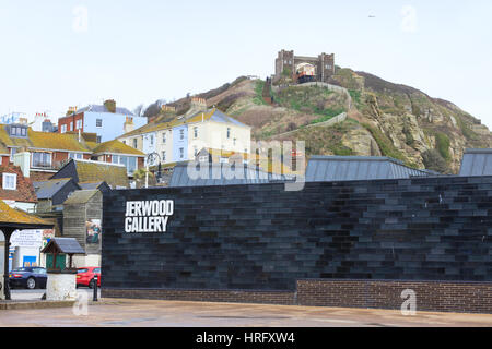 Galleria Jerwood in Hastings con vedute della città locale, alloggiamento e la East Hill sollevare in background. Hastings, East Sussex, Regno Unito Foto Stock