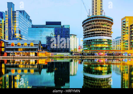 Londra - 30 ottobre: si tratta di Canary Wharf Londra principale quartiere finanziario dove si possono vedere molti grattacieli si illuminano di notte tempo su Ottobre 30th, Foto Stock