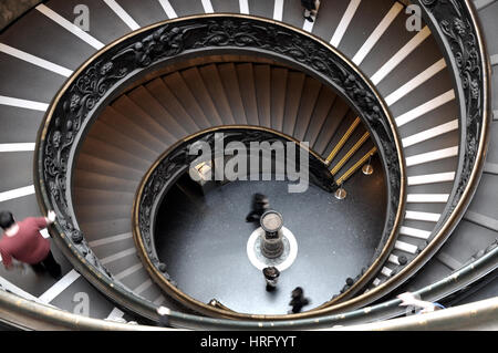 Città del Vaticano, lo Stato vaticano - MARZO 15, 2016: persone scendono i moderni Double helix scalinata progettata nel 1932 da Giuseppe Momo, Musei Vaticani Foto Stock