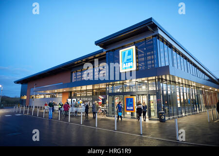 Aldi Northwich supermercato discount l'apertura di un nuovo negozio nel Cheshire, Inghilterra, Regno Unito. Foto Stock