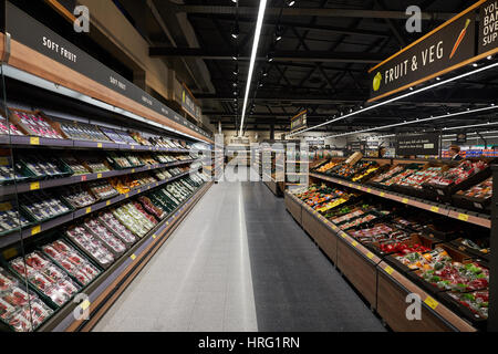 Aldi Northwich supermercato discount l'apertura di un nuovo negozio nel Cheshire, Inghilterra, Regno Unito. Foto Stock