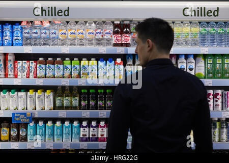 Holland & Barrett, costosi, imballaggio, stock, rifornito, ordinato, pulito, interno, più store apre in Manchester chiller bevande salutari Foto Stock