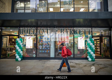 Esterno della Holland & Barrett più salute negozio apre nel centro della città di Manchester, Inghilterra, Regno Unito. Foto Stock